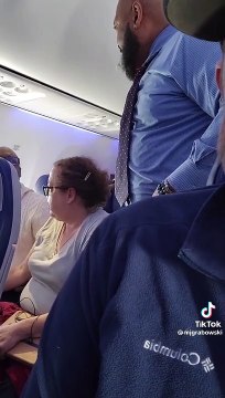 Caos sul volo di linea perché un bimbo piange disperatamente