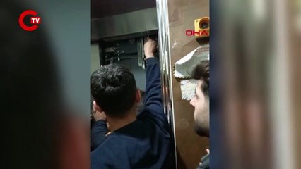 Bayramlaşmaya giden 10 kişilik aile asansörde mahsur kaldı