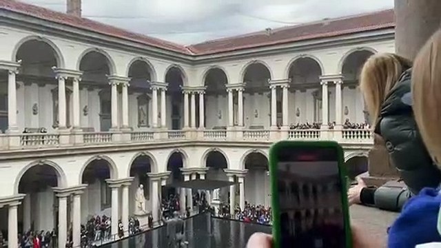 Il flash mob degli studenti di Brera contro l'installazione nel cortile dell'Accademia