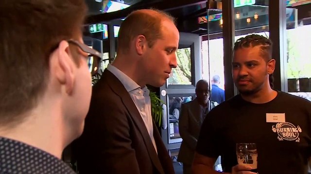 Принц Уильям сыграл в дартс в пабе