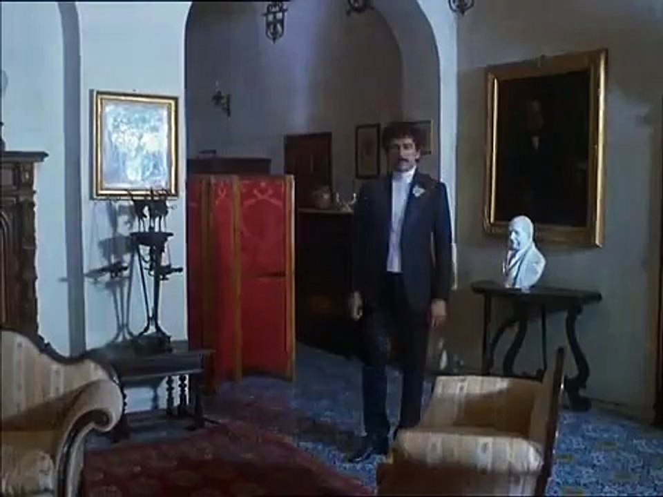 Renato Pozzetto Gaetano cane alano - Ah eccolo qua, non sei venuto alla cerimonia perché non avevi l'abito - scene comiche divertenti dal film cult La casa stregata 1982 Gloria Guida