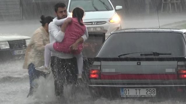 Adana'da kuvvetli yağış ve dolu sele neden oldu! Göle dönen yollarda mahsur kaldılar