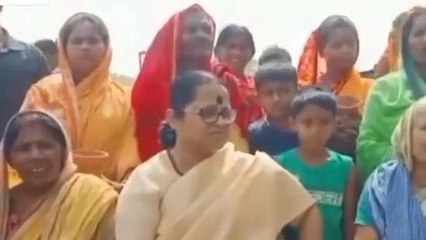 মালদা : বিজেপির বিধায়িকা রাস্তায় অবরোধ করে মাটির হাঁড়ি ভাঙছেন, দেখুন ভিডিও