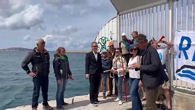 Les Libres Nageurs jettent une bouteille symbolique pour rendre la digue aux Marseillais