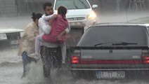 Adana'da kuvvetli yağış ve dolu sele neden oldu! Göle dönen yollarda mahsur kaldılar