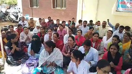 संविदा स्वास्थ्य कर्मचारियो की क्रमिक भूख हड़ताल तीसरे दिन भी लगातार जारी