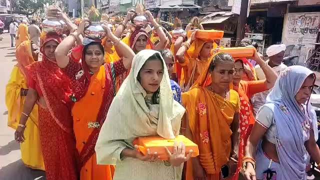 चार दिवसीय 108 कुंडीय गायत्री महायज्ञ का आगाज, शहर में निकाली गई पौथी एवं कलश यात्रा