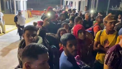 Menor y agente resultan heridos en intento de cruce forzoso de migrantes a EEUU