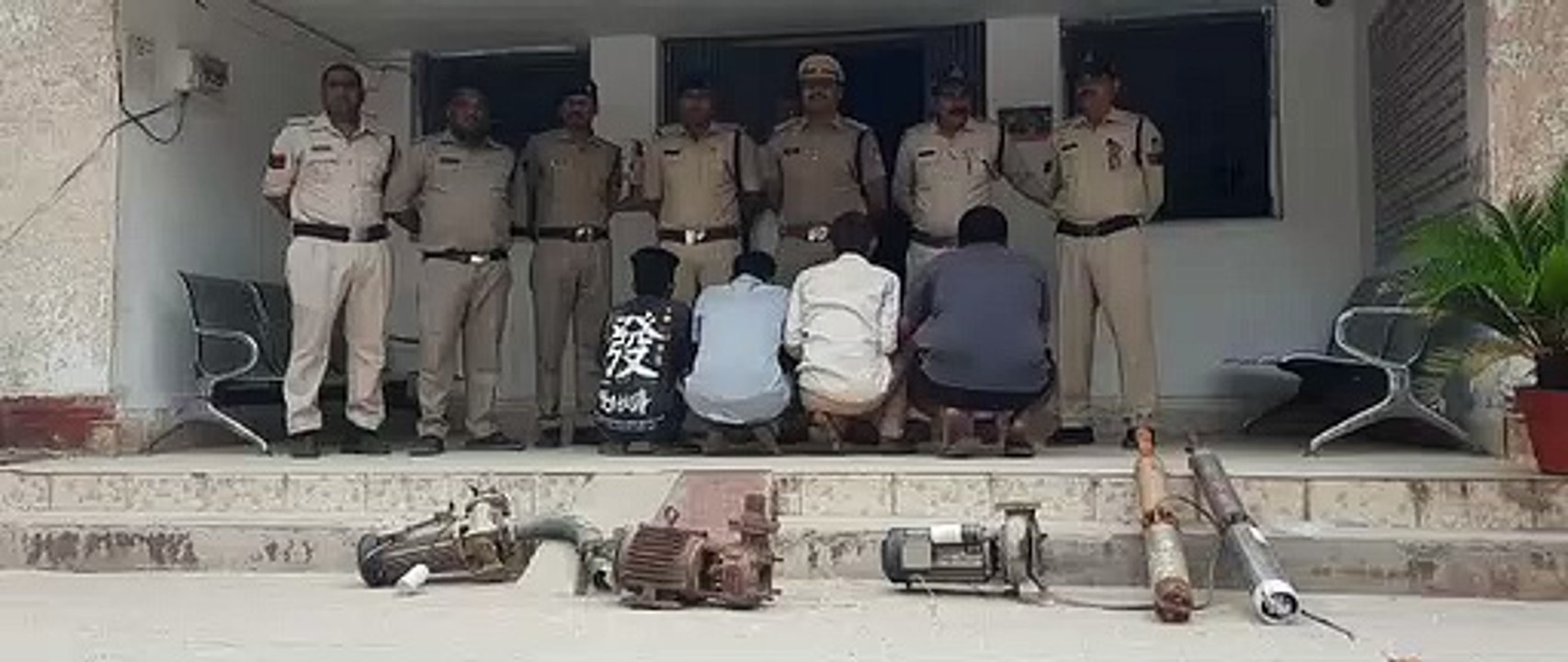पुलिस के हत्थे चढ़े खेतों से विद्युत मोटर 8 सम्...
