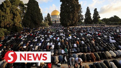 Download Video: Around 120,000 Muslims perform special prayers at Al-Aqsa Mosque