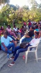 Por más de 30 horas «se plantan» frente a escuela para inscribir hijos