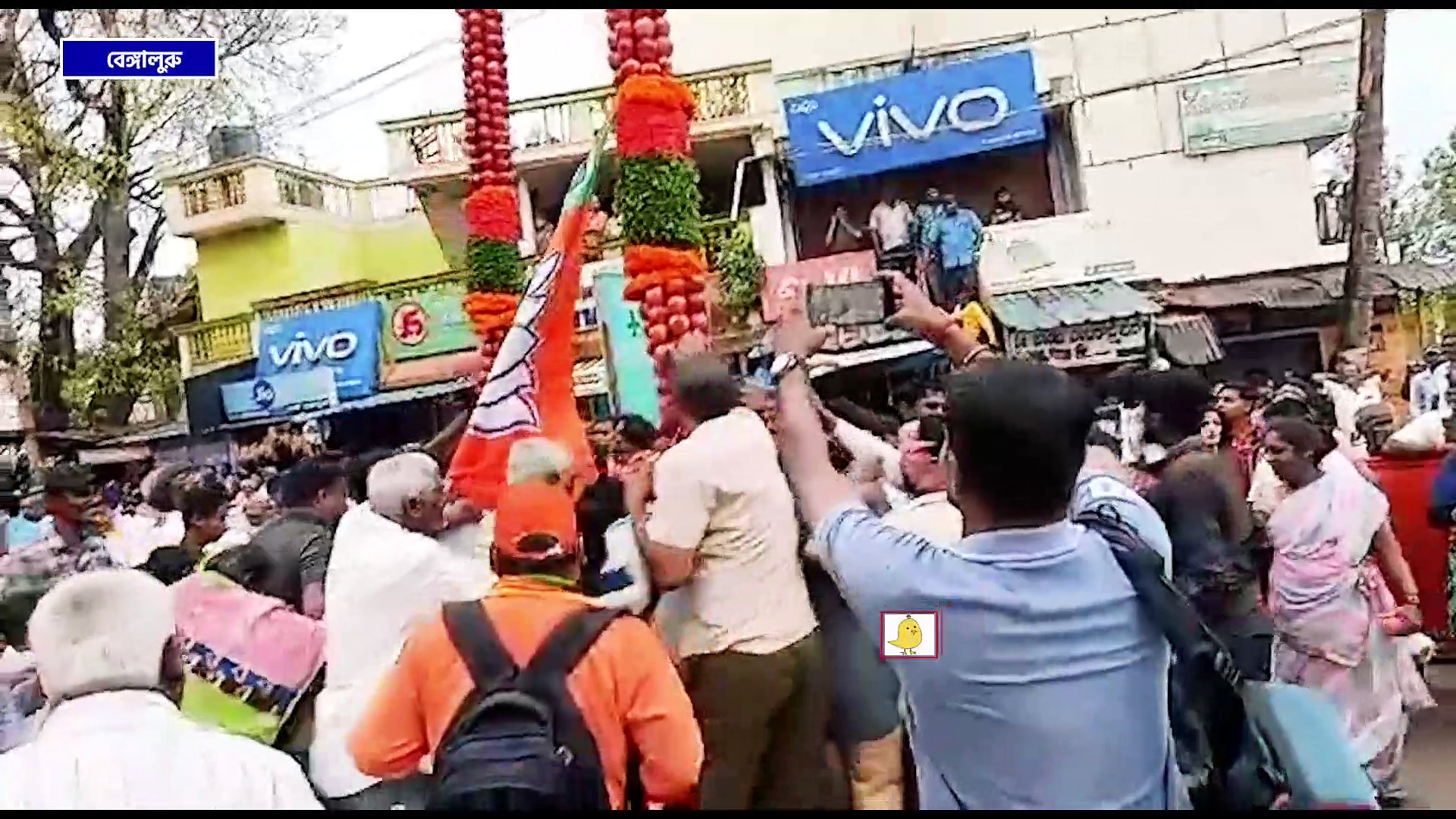 একি কাণ্ড! অমিত শাহ-র রোড শো বাতিল হতেই আপেলের মালা থেকে আপেল নিয়ে দে দৌড়!