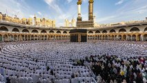 Thousands gather for prayers at Mecca to mark the start of Eid el-Fit