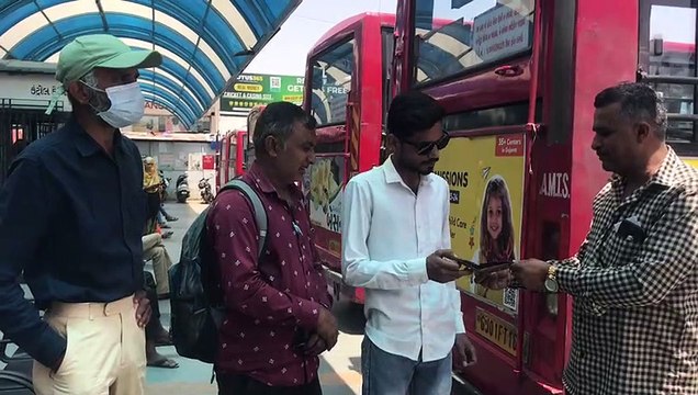 VIDEO: एएमटीएस बस कंडक्टर ने पेश की ईमानदारी की मिसाल