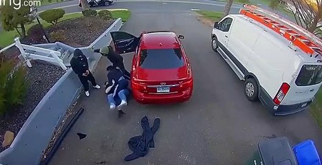 Homem enfrenta quatro ladres e consegue sozinho evitar que lhe roubem o carro