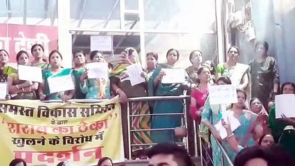 मंदिर के पास खोली शराब दुकान, सैकड़ों लोग कर रहे विरोध