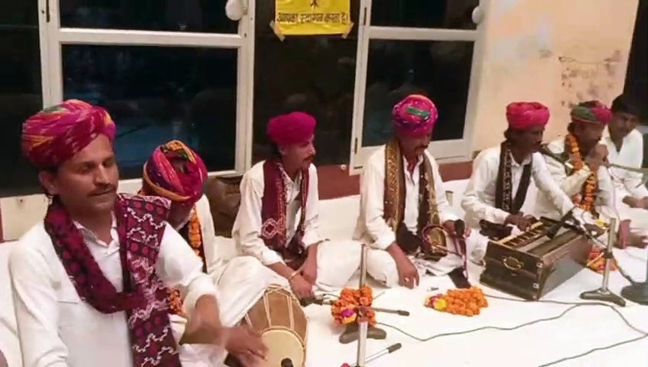 खड़ताल और मोर चंग पर निंबूड़ा-निंबूड़ा गाकर जमाया रंग
