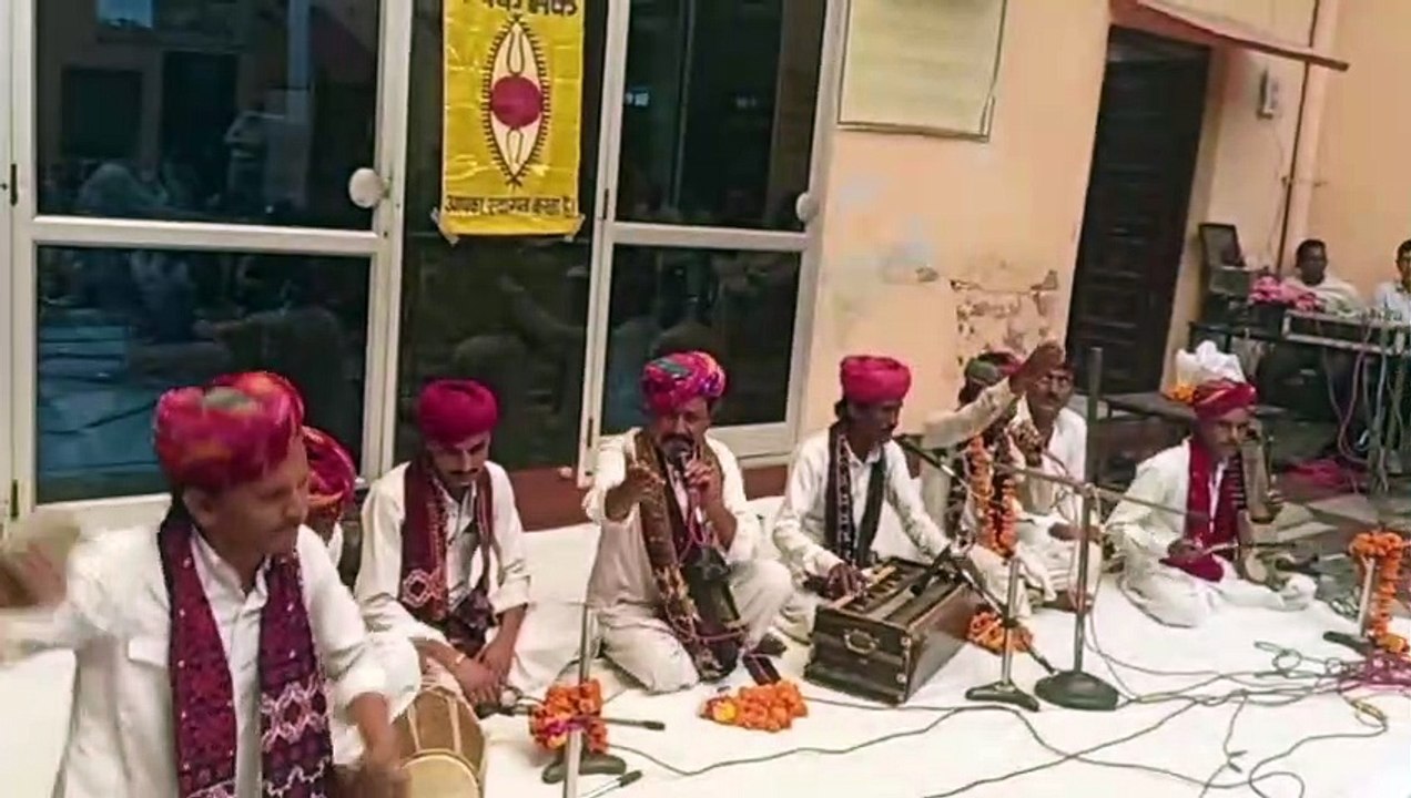 खड़ताल और मोर चंग पर निंबूड़ा-निंबूड़ा गाकर जमाया रंग