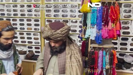 Los talibanes abarrotan las tiendas de perfumes con motivo del Eid al-Fitr en Kabul