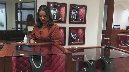 صناعة اللؤلؤ الطبيعي تقليد تسعى البحرين إلى جعله أكثر حداثةً