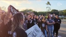 Clima tenso no Corinthians, torcedores protestam contra o técnico Cuca