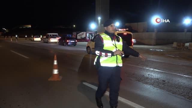 43 ilin geçiş güzergahında gece yarısı narkotik köpekli denetim: Araçlar didik didik arandı