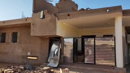 مشاهد لنزوح مئات السودانيين من الخرطوم للهروب من الموت بالقذائف الطائشة