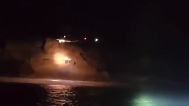 전남 굴포리 갯바위에 50대 2명 고립...헬기로 구조 / YTN