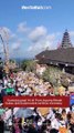 Suasana pagi ini di Pura Agung Besakih, Sabtu (22/3) pemedek terlihat membludak