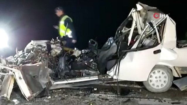 Otomobil kamyona arkadan çarptı: 2 ölü