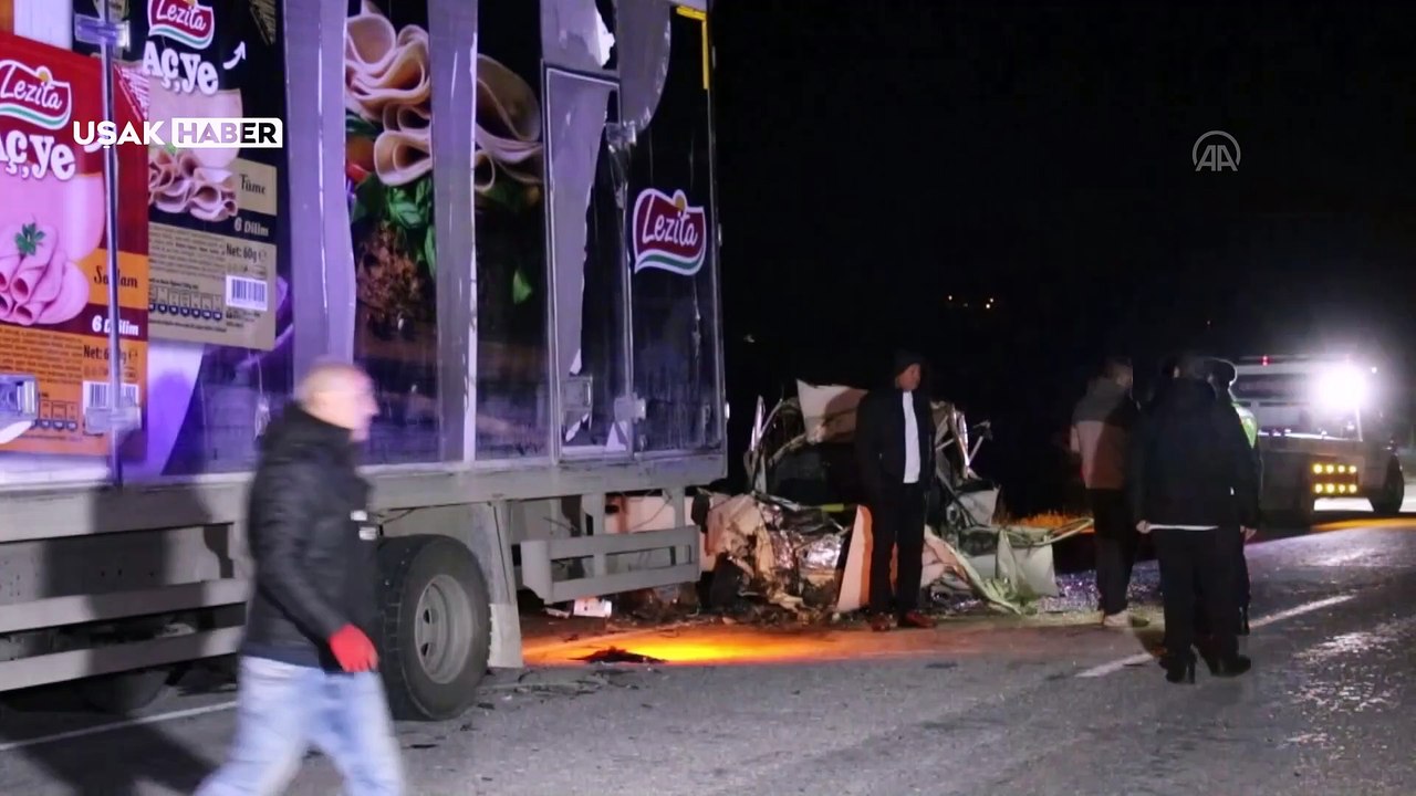 Uşak'ta otomobilin park halindeki kamyonete çarpması sonucu 2 kişi öldü