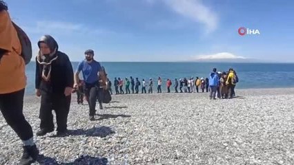 Doğaseverler Van Gölü'nün en büyük adasını gezdi