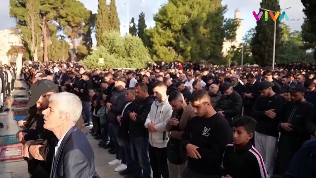 Warga Palestina Tumpah Ruah Salat Id di Masjid Al-Aqsa