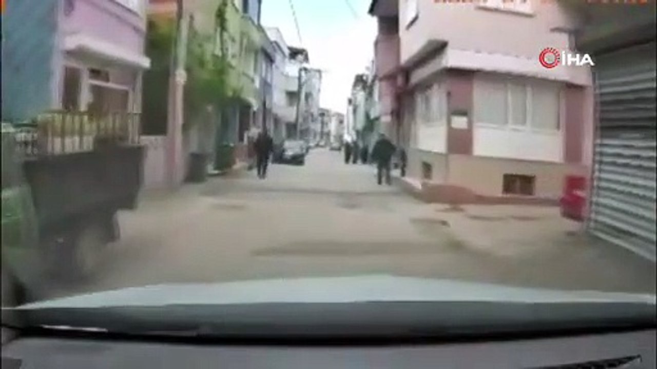 Bursa’da yola atlayan çocuk, aracın altında kalmaktan son anda kurtuldu