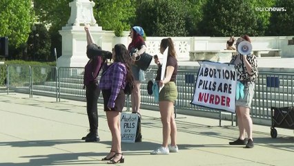 المحكمة العليا الأمريكية تبقي مؤقتا على حق النساء في استخدام أقراص الإجهاض