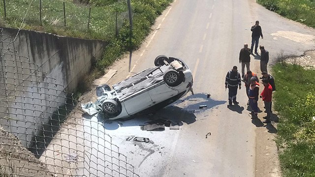 Makas atarken 5 metre yüksekliğindeki köprüden düştü