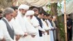 عمران خان عید کی نماز کارکنوں کے ساتھ ادا کرتے ہوۓ، ماشاءاللہ لیڈر اپنی عوام میں