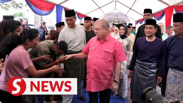 Sultan Ibrahim joins thousands at Johor MB's Raya open house