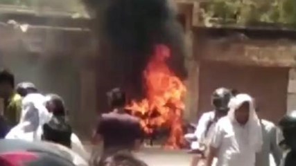 मथुरा: चलती बाइक बनी आग का गोला, देखें वीडियो