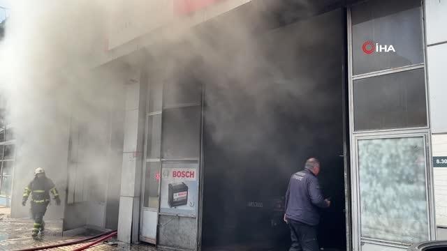 Sanayi sitesinde yangın çıktı: 2 dükkan ve otomobil kullanılamaz hale geldi
