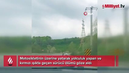 Motosikletini yatarak kullanan sürücü kamerada