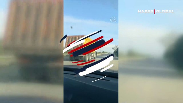Skandal anlar cep telefonu kamerasına yansıdı! Hafif ticari araçla kilometrelerce böyle gitti