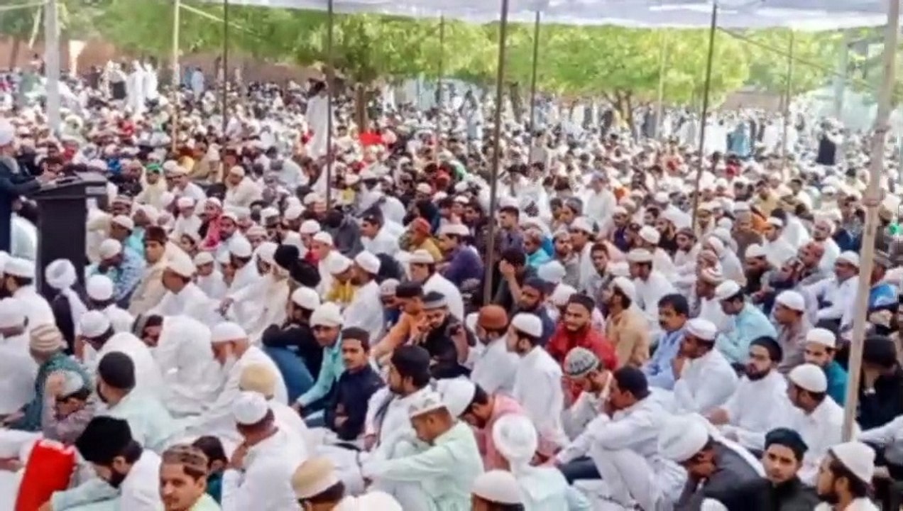ईद पर नमाज अदा कर अमन चैन की दुआ