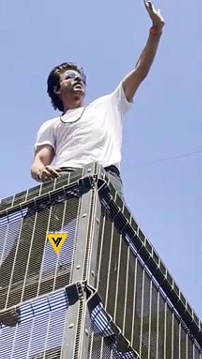SRK greets fans