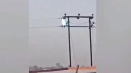 चंदौली: विद्युत पोल से उठी आग की लपटें, मची अफरा-तफरी; देखे लाइव वीडियो