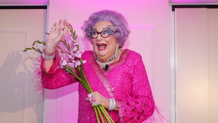 Télécharger la video: Barry Humphries: Dame Edna Everage star dies aged 89