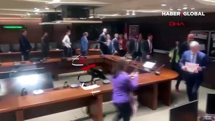 Kanadalı erkek politikacılar kadına şiddete dikkat çekmek için topuklu ayakkabı giydi