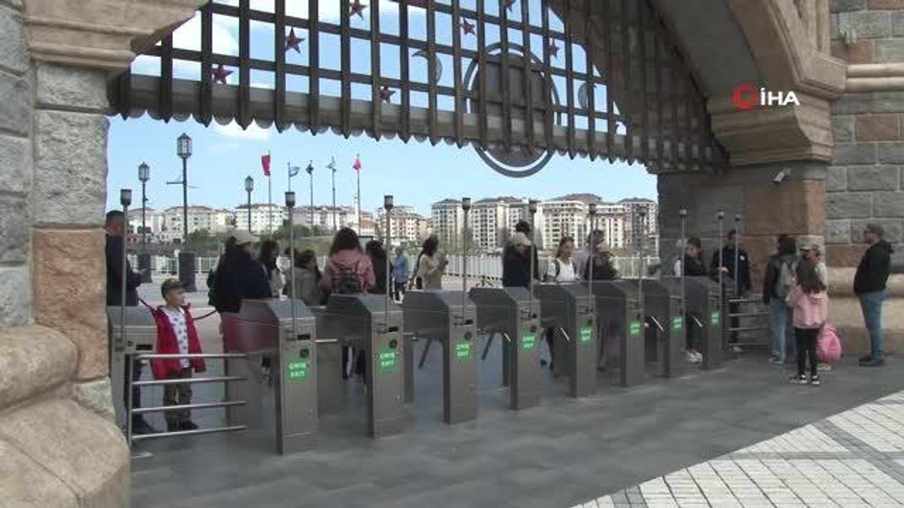 Bayram harçlığını alan çocuklar eğlence merkezine akın etti