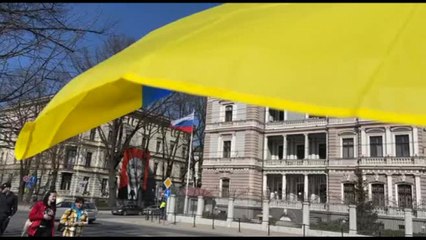 Lettonia, a Riga la bandiera ucraina sventola in sostegno a Kiev