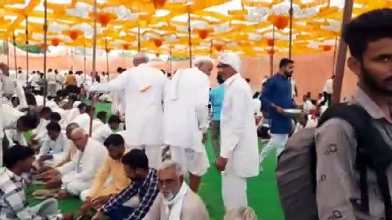 पलाश के पत्तों की पत्तल में भोजन,कागज के गिलास और तांबे के लोटे से दिया पानी